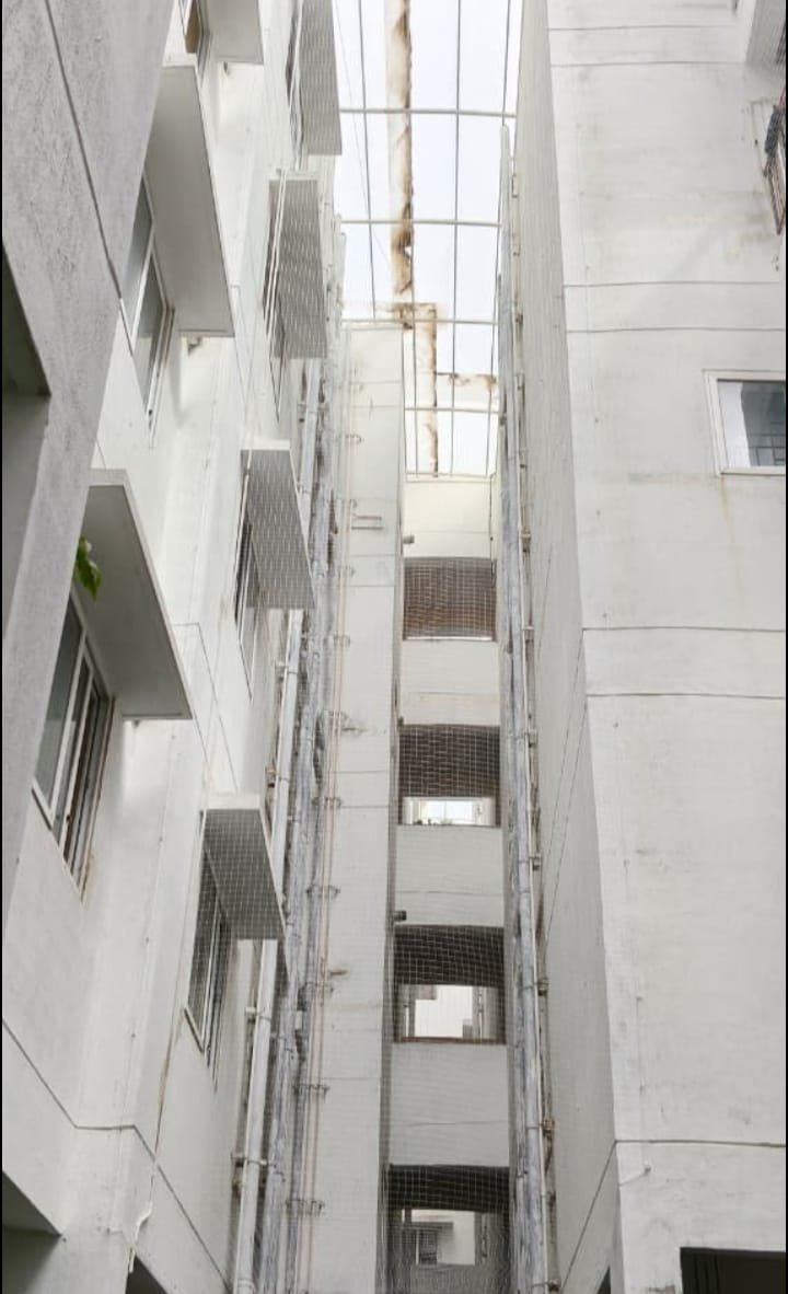 Balcony safety net installation